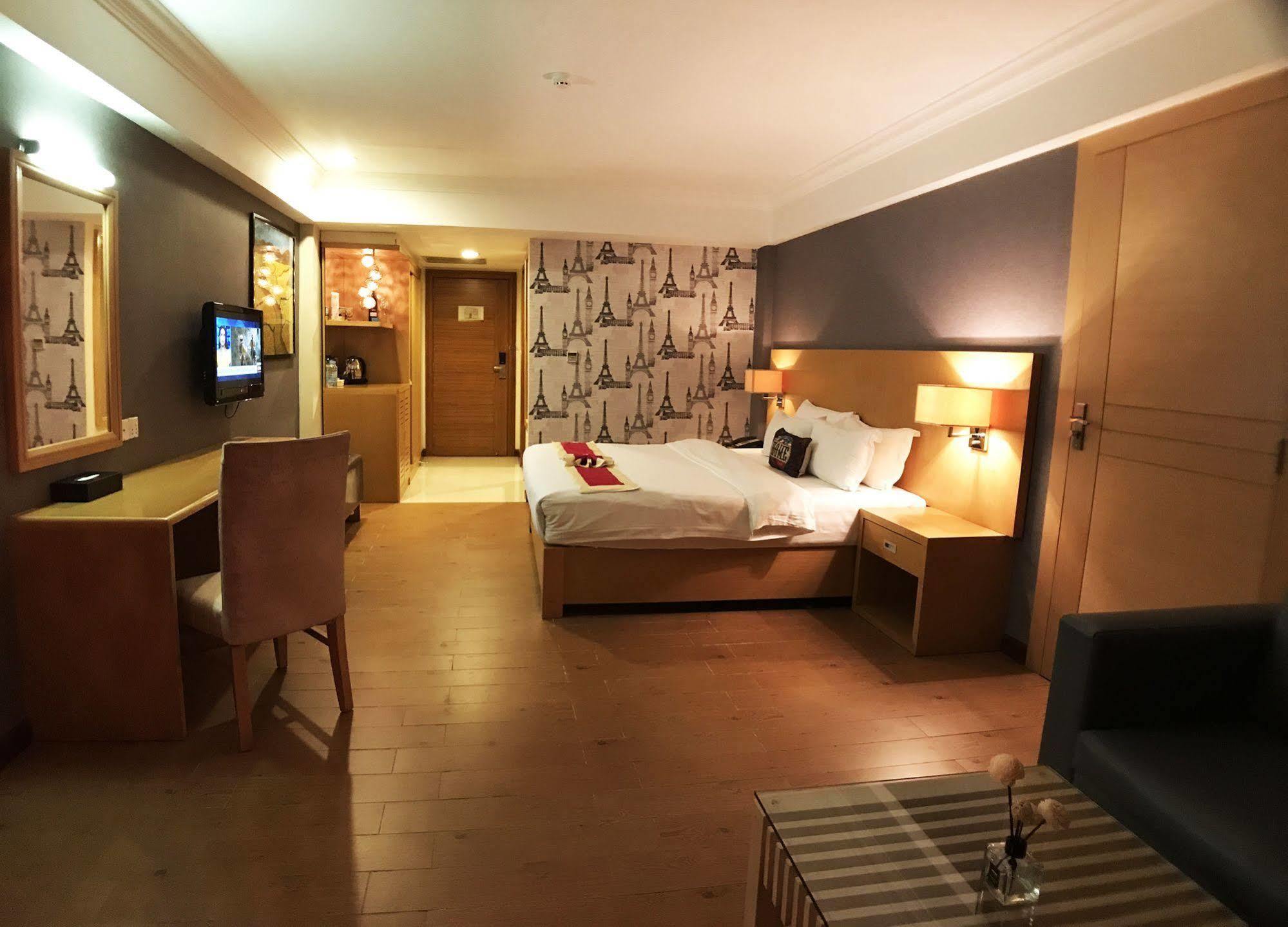 Discovery Hotel Phnom Penh Exteriör bild