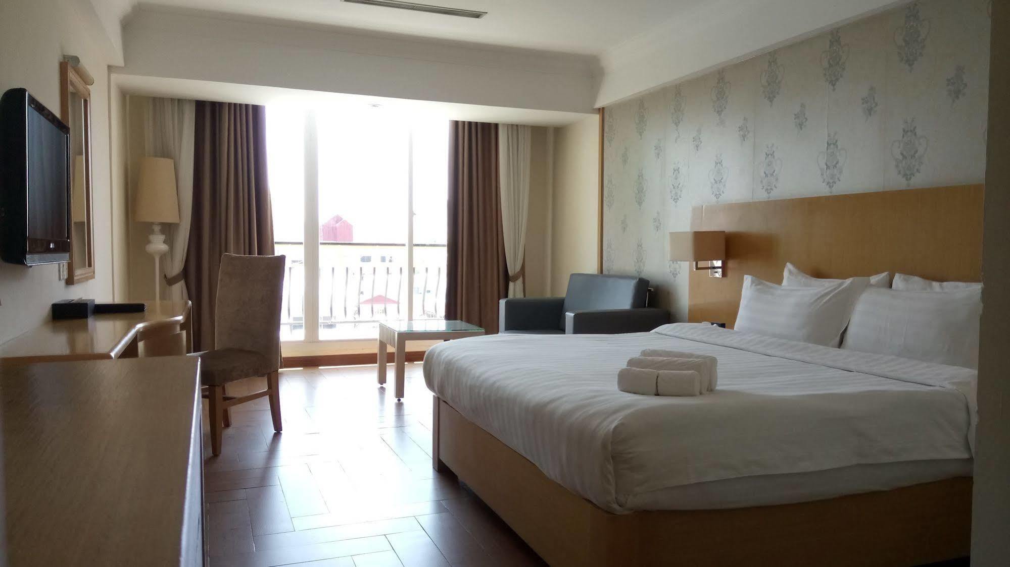 Discovery Hotel Phnom Penh Exteriör bild